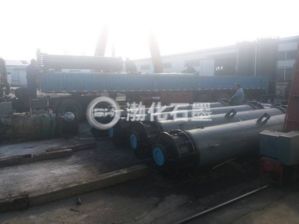 采用纵向结构的列管石墨换热器，具有较好的传热性能